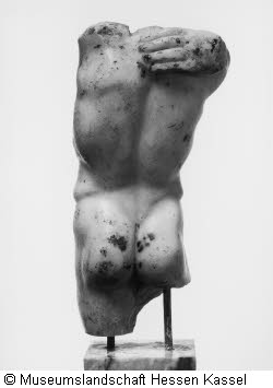 Männliche Figur einer Gruppe Bild2